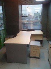 Офисные столы с тумбами