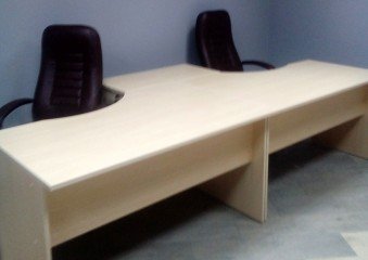 Угловые столы для офиса