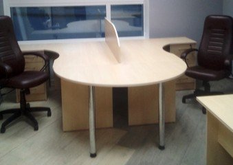 Столы для персонала с брифинг-приставками