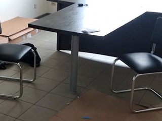 Офисные кресла и стол