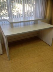 Прямой стол для офиса