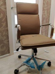 Бежевое компьютерное кресло