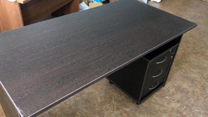 Прямой стол для офиса с тумбой